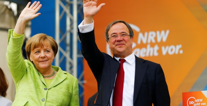 Armin Laschet, top candidate of conservative Christian Democratic Union (CDU) in North Rhine-Westphalia and German Chancellor Angela Merkel attend an election rally in Aachen, Germany, May 13, 2017. REUTERS/Thilo Schmuelgen