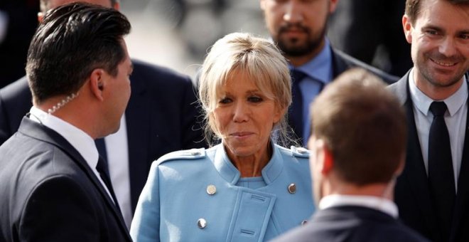 Brigitte Trogneux llega a la ceremonia de inauguración de la presidencia de su marido Emmanuel Macron / EFE