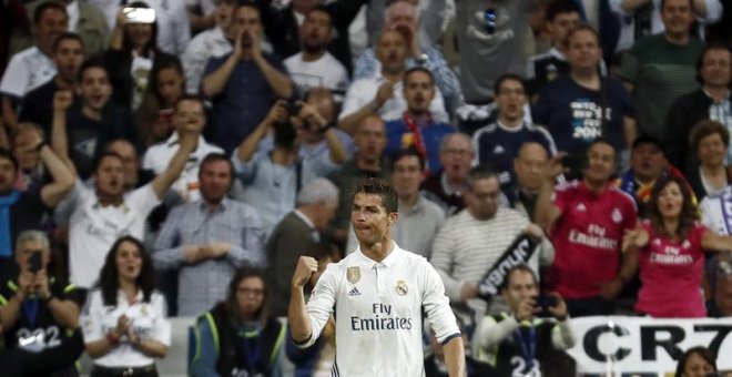 El delantero portugués del Real Madrid Cristiano Ronaldo celebra su segundo gol, tercero del equipo ante el Sevilla FC, durante el encuentro correspondiente a la jornada 37 de Liga en Primera División que Real Madrid y Sevilla FC disputan esta tarde en el