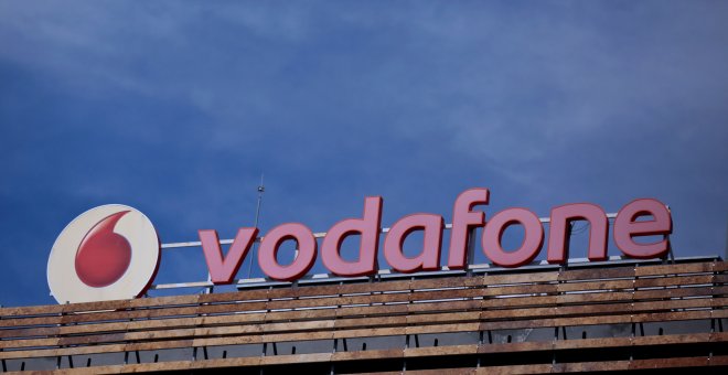 El logo de Vodafone en su sede en Madrid. REUTERS/Andrea Comas