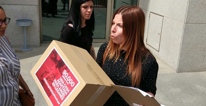 Mónica Carrasco, antes de entregar las firmas en el Ayuntamiento de Leganés para conseguir un alquiler social.