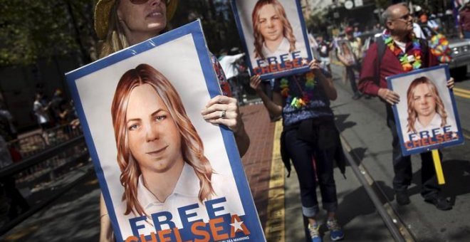 Manifestación pidiendo la liberación de la 'whistleblower' de Wikileaks Chelsea Manning, en la marcha del Orgullo gay en San Francisco, California. REUTERS/Elijah Nouvelage