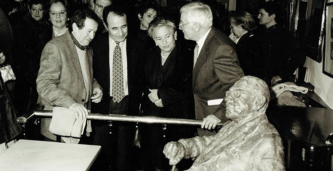 Carlos Casares en la inauguración de la escultura de Torrente Ballester /Wikimedia