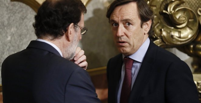 El presidente del Gobierno, Mariano Rajoy, conversa con el portavoz popular, Rafael Hernando, durante la sesión de control al Ejecutivo en el Congreso. EFE/Mariscal