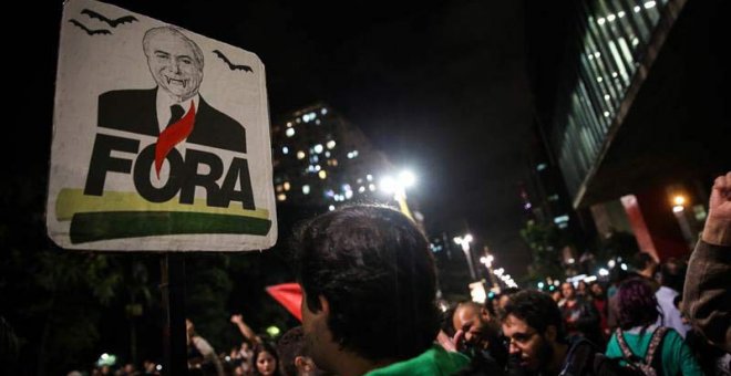 Manifestantes protestan contra el presidente de Brasil, Michael Temer en la avenida Paulista, en Sao Paulo. | FERNANDO BIZERRA (EFE)