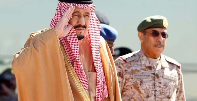 El monarca saudí Salman saluda durante la ceremonia del 50 aniversario de la Escuela de aviación Rey Faisal en Riad/ REUTERS
