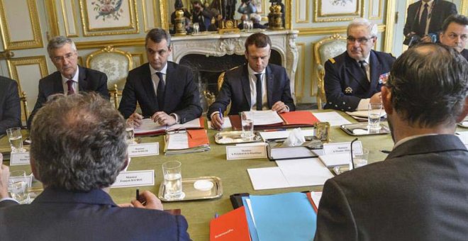 El presidente francés, Emmanuel Macron (cd), preside una reunión del Consejo de Defensa en el palacio del Elíseo en París. | EFE