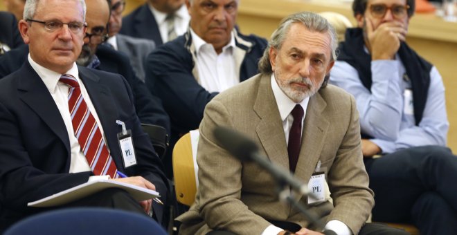 Pablo Crespo (i) junto a Francisco Correa (d), sentados en la sala del juicio de la primera etapa de la Gürtel. EFE