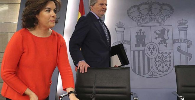 La vicepresidenta del Gobierno y ministra para la Administración Territorial, Soraya Sáenz de Santamaría, junto al portavoz y ministro de Educación, Cultura y Deporte, Íñigo Méndez de Vigo, al inicio de la rueda de prensa. | EFE