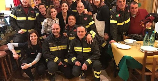 Las propietarias y personal del restaurante con un grupo de bomberos que habitualmente come allí