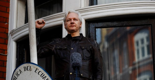 Assange, con el puño en alto en el balcón de la Embajada de Ecuador en Londres. REUTERS/Peter Nicholls