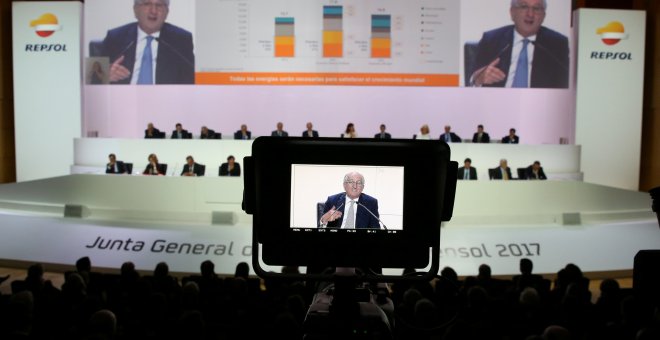 El presidente de Repsol, Antonio Brufau, durante su intervención en la junta de accionistas de la petrolera. REUTERS/Paul Hanna