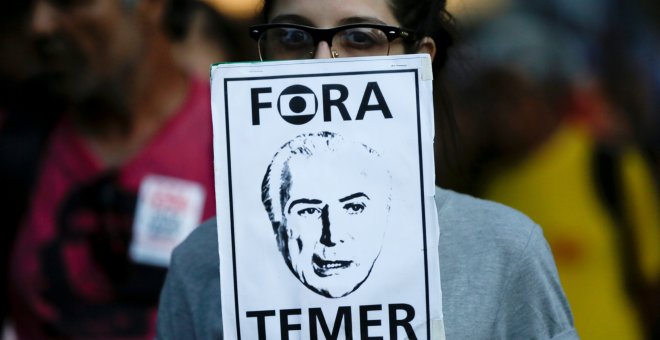 Una mujer protesta contra el presidente brasileño Michel Temer en Manao, Brasil. REUTERS/Brune Kelly
