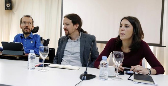 Los líderes de Podemos, Pablo Iglesias (c), Pablo Echenique e Irene Montero, durante la reunión esta mañana del Consejo Ciudadano Estatal del partido horas antes de la concentración que ha convocado en favor de las mociones de censura contra el jefe del E