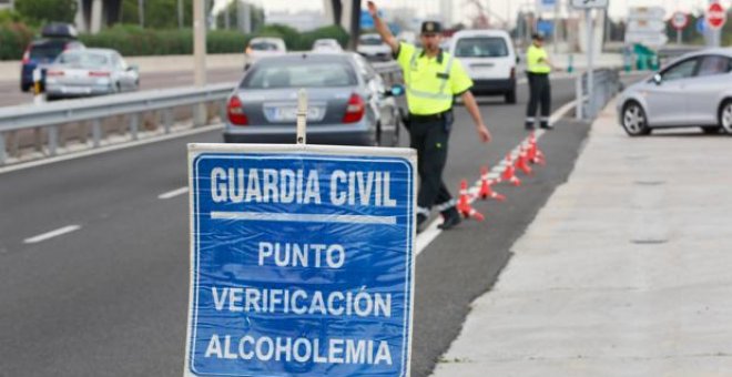 El agente de la Policia Local de Carballo (A Coruña) fue atropellado mientras realizaba un control de alcoholemia.