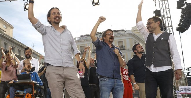 El líder de Podemos Pablo Iglesias (c), junto al secretario de Organización, Pablo Echenique (i), el líder de En Comú, Xavier Domenech (2ºd), y Juan Carlos Monedero (d), participan en la Puerta del Sol de Madrid en la concentración convocada en favor de l