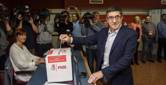 Patxi López votando en su localidad natal, Portugalete (Vitoria) / EFE