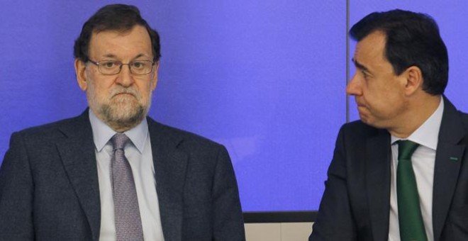 El presidente del Gobierno, Mariano Rajoy, junto al número tres del PP, Fernando Martínez-Maillo, en una imagen de archivo. EFE