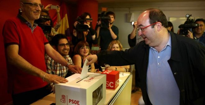 El primer secretari del PSC, Miquel Iceta, vota en el procés de primàries