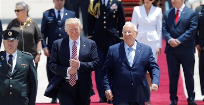 Donald Trump junto a Reuven Rivlin a su llegada Israel. AMIR COHEN/REUTERS