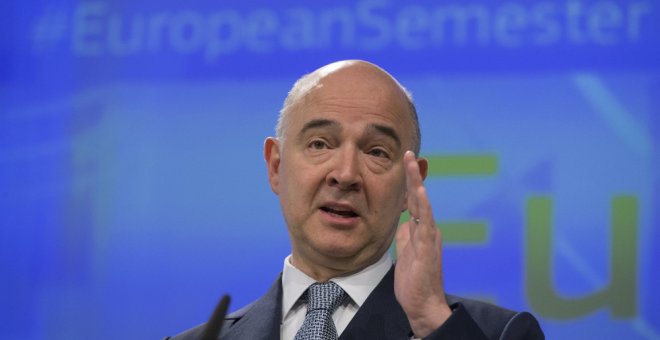 El comisario europeo de Asuntos Económicos de la Unión Europea (UE), Pierre Moscovici, ofrece una rueda de prensa para presentar el Semestre Europeo en Bruselas (Bélgica). EFE/Olivier Hoslet