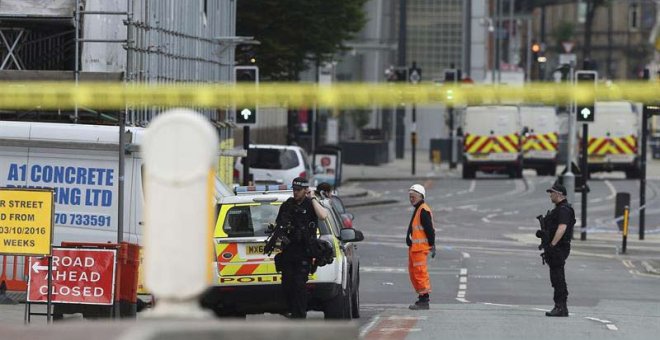 Policías patrullan los alrededores del Manchester Arena horas después del atentado que dejó 22 muertos. | EFE