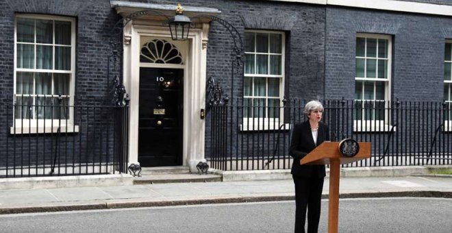 Theresa May se dirige a los medios en el 10 de Downing Street. | REUTERS
