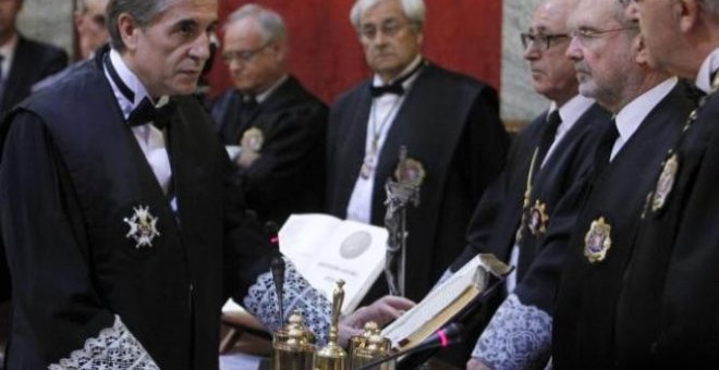 Antonio-Fonseca Herrero (i) durante una sesión en la  Sala de lo Social del Tribunal Supremo /Tinta Amarilla