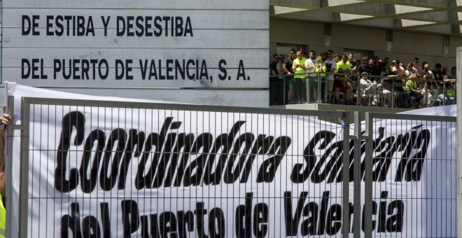 Los estibadores del Puerto de Valencia durante la asamblea informativa después de que el Congreso de los Diputados haya aprobado el real decreto ley de reforma de la estiba. EFE/Biel Aliño