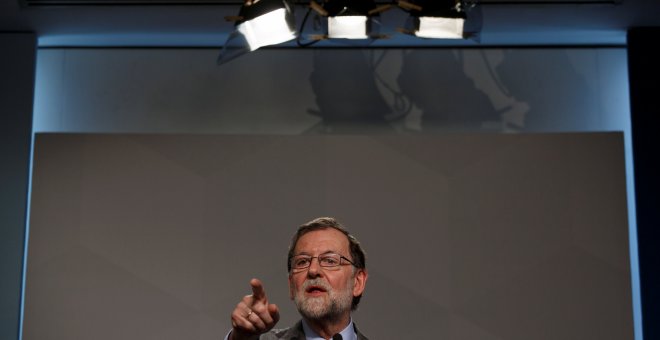 El presidente del Gobierno, Mariano Rajoy, en la rueda de prensa en la sede del PP tras la reunión del Comité Ejecutivo Nacional del partido. REUTERS/Sergio Perez