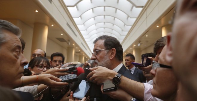 El presidente del Gobierno, Mariano Rajoy, atiende a la prensa antes de asistir a la sesión de control al Gobierno en el Senado. EFE/Javier Lizón