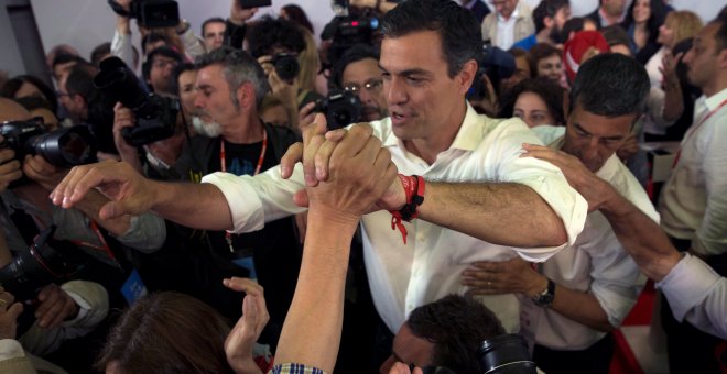 Pedro Sánchez celebra la victoria en las primarias del PSOE con los militantes del partido. REUTERS/Sergio Pérez