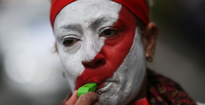 Una taxista de Madrid con el rostro pintado con los colores de los taxis de la capital, en una manifestación contra Uber en abril. REUTERS/Susana Vera