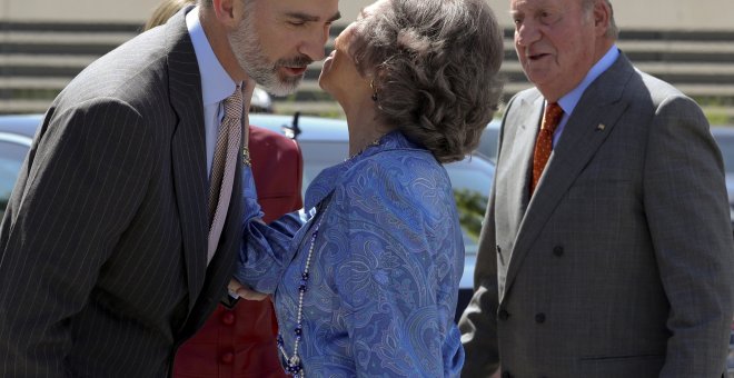 El rey Felipe VI saluda a su madre la reina Sofía en presencia del rey emérito Juan Carlos I, a su llegada al acto de celebración del 40 aniversario de la Fundación Reina Sofía y del décimo aniversario del Centro Alzhéimer que patrocina la misma entidad.