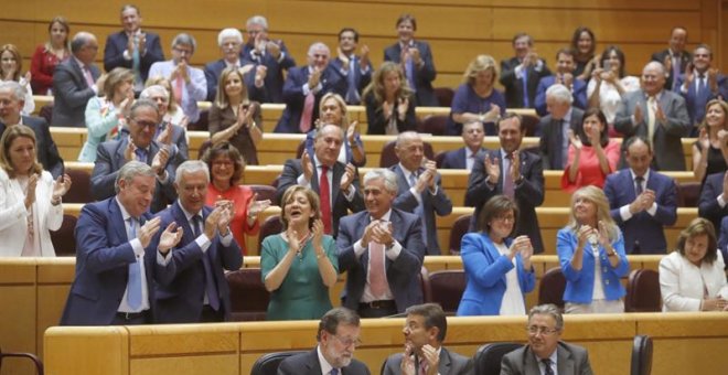 Los senadores del PP aplauden tras la intervención del presidente del Gobierno, Mariano Rajoy, en la sesión de control al Gobierno esta tarde en el Senado. EFE/Javier Lizón