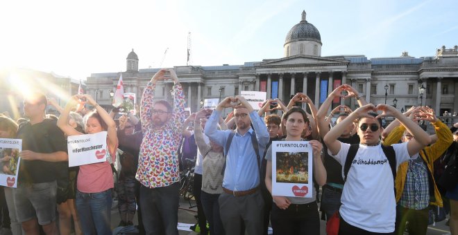 Miles de ciudadanos han participado esta tarde en una vigilia por las víctimas del atentado de Manchester. /REUTERS