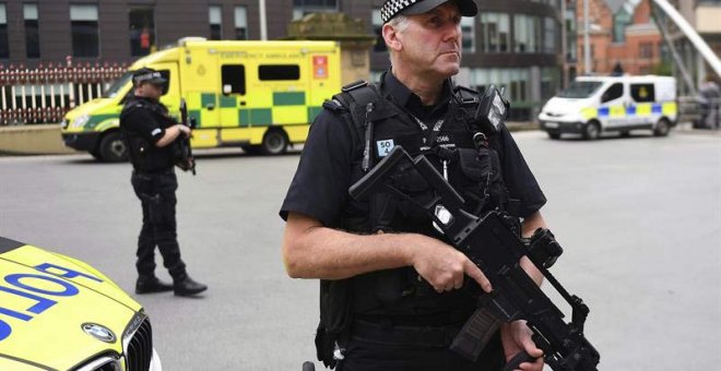 n policía británico monta guardia en las calles de Manchester. | ANDY RAIN (EFE)