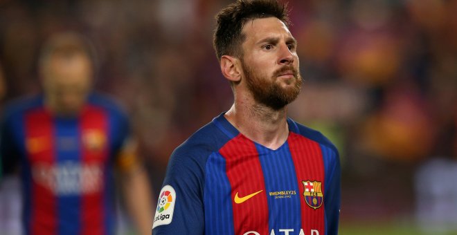 El juegado del FC Barcelona Lionel Messi, en el Nou Camp tras el último partido de Liga contra el Eibar. REUTERS/Albert Gea