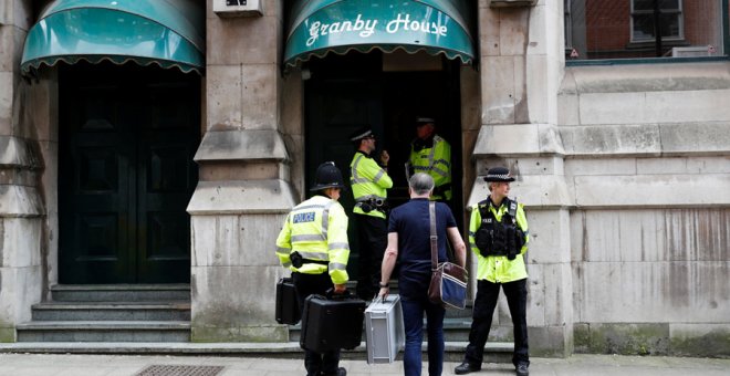 Policías en uno de los registros que han llevado a cabo en Manchester. REUTERS/Darren Staples