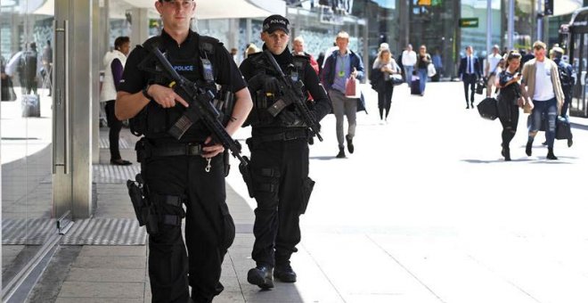 Dos policías británicos patrullan el centro de Manchester. | EFE