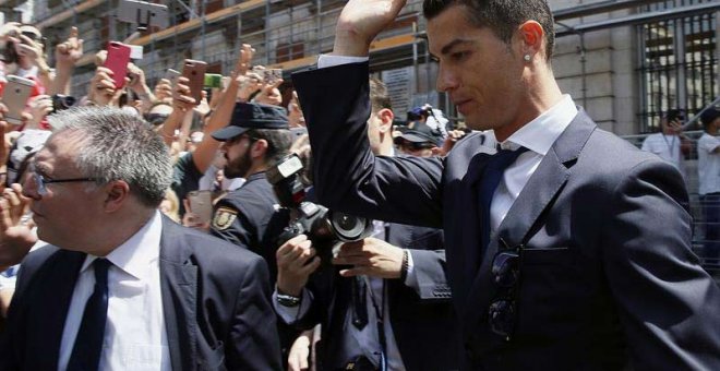 El delantero portugués del Real Madrid, Cristiano Ronaldo celebra el título de Liga en Madrid. | EFE