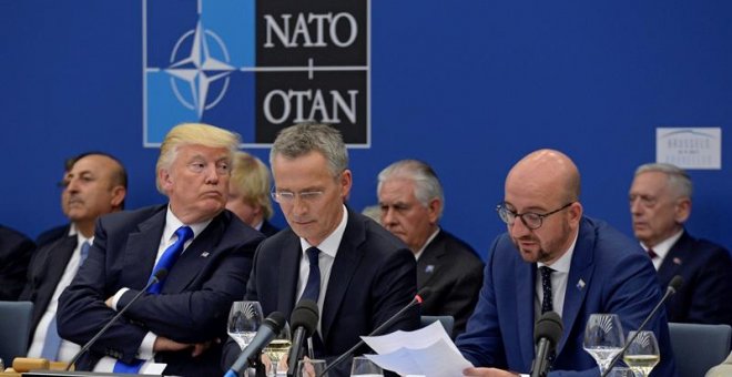 El presidente estadounidense, Donald J. Trump (i); el secretario general de la OTAN, Jens Stoltenberg (c), y el primer ministro belga, Charles Michel, durante la reunión de líderes de la Alianza Atlántica. /EFE