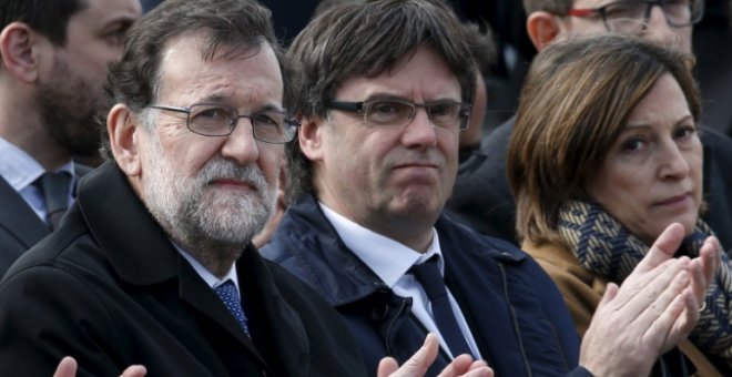 El presidente del Gobierno, Mariano Rajoy, y su homólogo en la Generalitat, Carles Puigdemont, en un acto de la Generalitat. Archivo REUTERS.