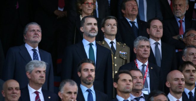 El rey, Felipe VI, junto al ministro de Educación, Cultura y Deporte, Íñigo Méndez de Vigo, escuchan el himno de España y la sonora pitada durante la final de la Copa del Rey en el estadio Vicente Calderón de Madrid.- REUTERS