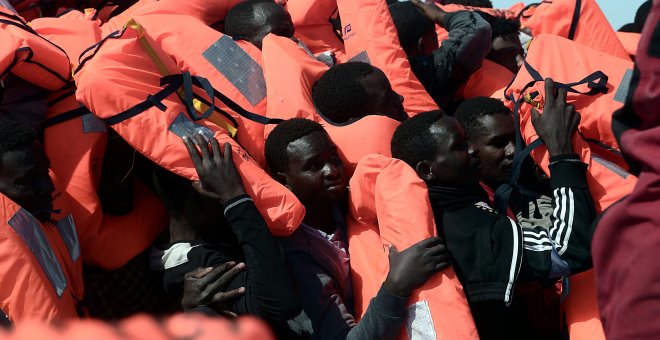 Inmigrantes rescatados por una ONG en el Mediterráneo central.- REUTERS