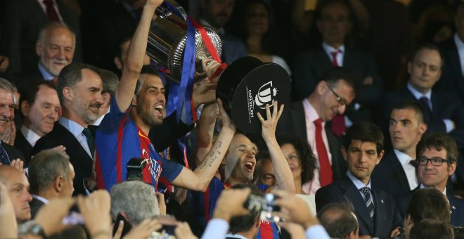 El capitán del Barcelona, Andrés Iniesta, levanta el 29º título de Copa del Rey conquistado por su equipo.- REUTERS