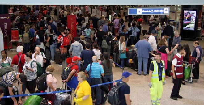 Pasajeros esperan en el Aeropuerto de Roma Fiumicino, frente a los mostradores de facturación de British Airways, tras la suspensión de vuelos a Gatwitck y Heatrhow, Londres. EFE/EPA/TELENEWS