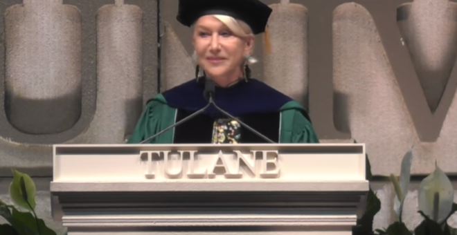 Helen Mirren durante su discurso en la Universidad de Tulane