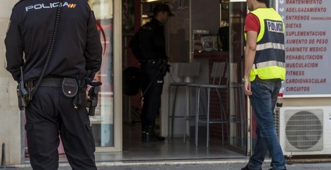 Efectivos de la Policía Nacional registran desde primera hora de esta mañana distintos gimnasios Palma y Calvià (Mallorca), en una gran operación contra el tráfico de anabolizantes.EFE/Cati Cladera