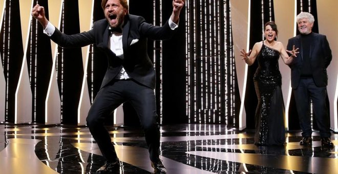 El sueco Ruben Ostlund celebra haber ganado la Palma de Oro por su película 'The Square' en el Festival de Cannes. /EFE